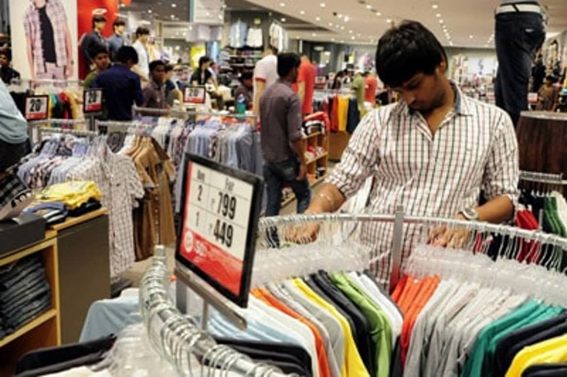 Consumers make hay while discounts linger