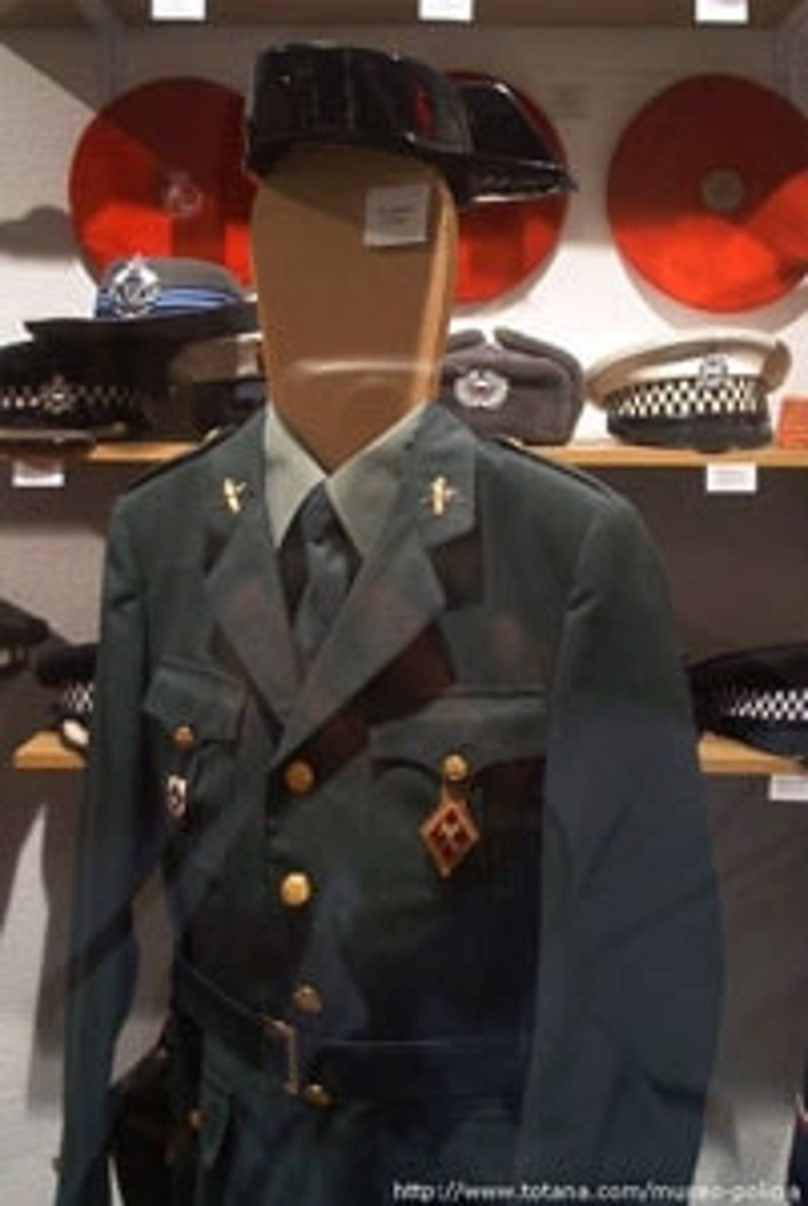 Sigue polémica por los uniformes de la guardia civil