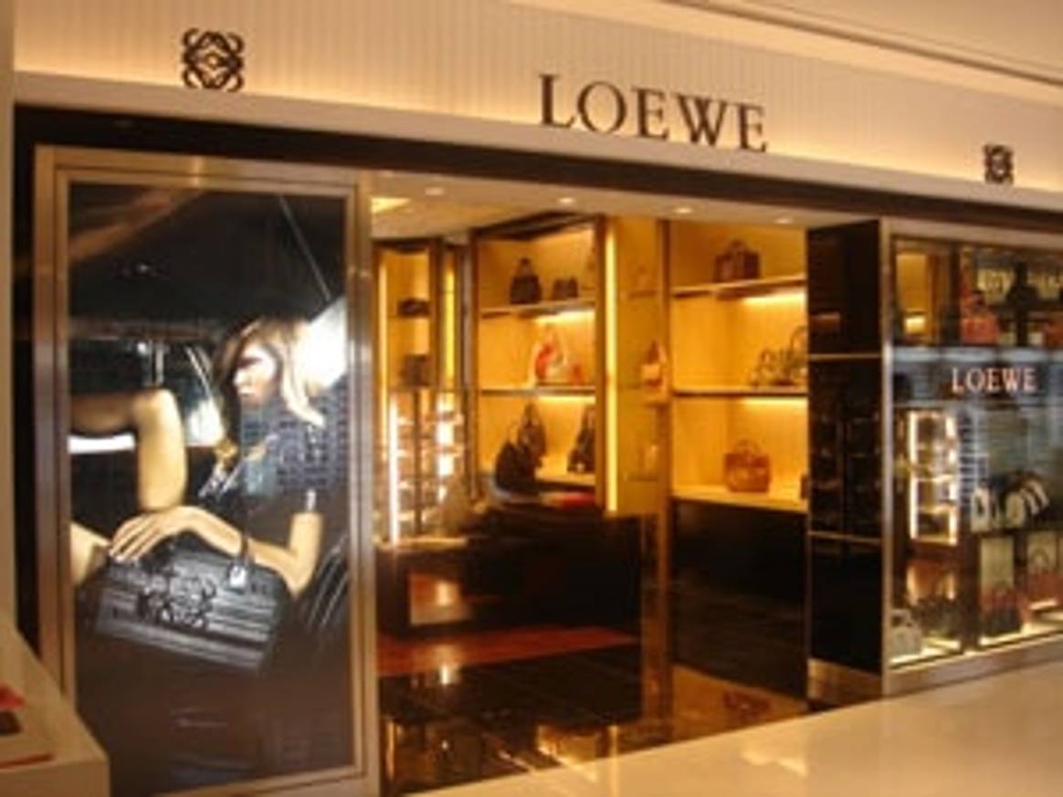 Loewe centraliza su negocio en Madrid