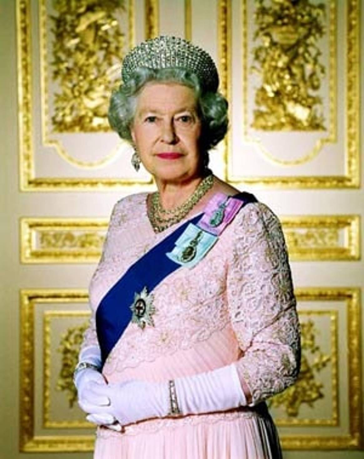 The Queen to host catwalk show