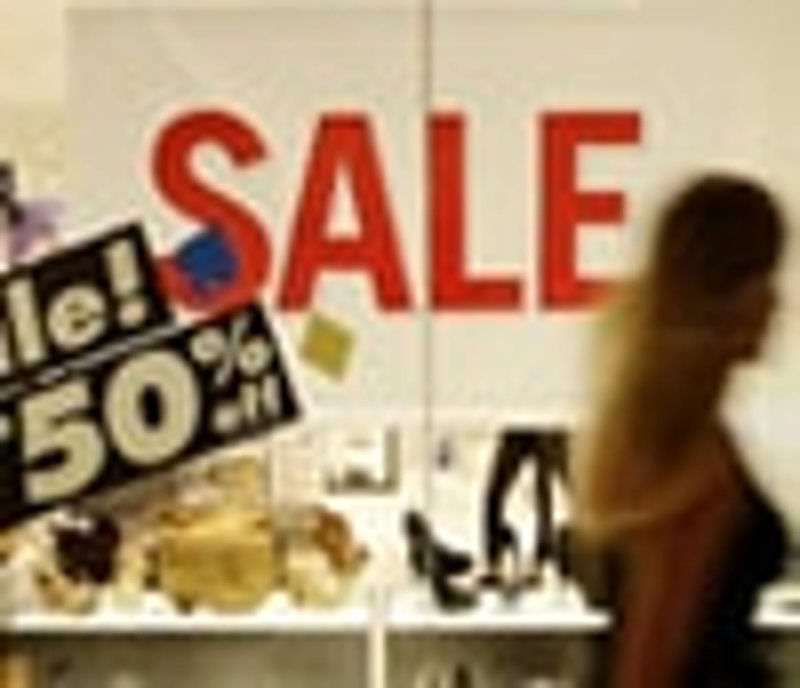 Worried apparel retailers prepone discount sale season