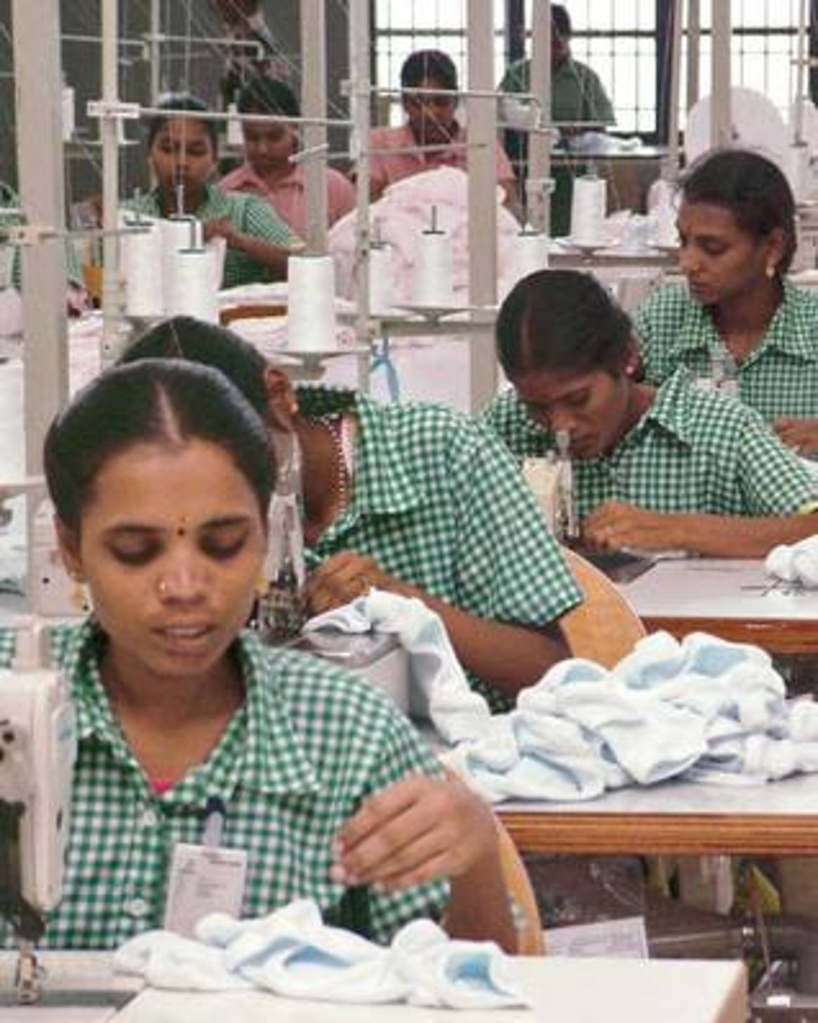Gobierno de Bangladesh dice que subirá salarios de textiles