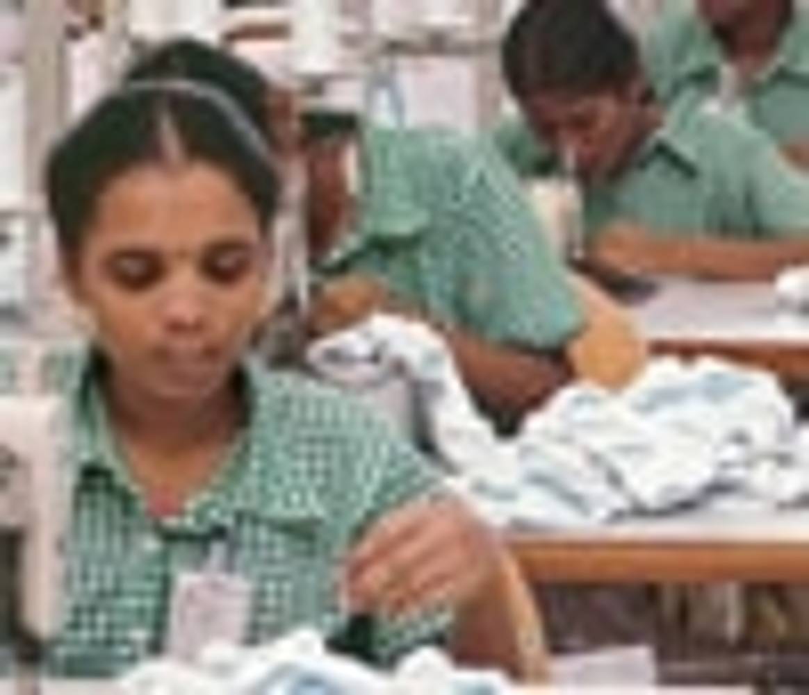 Gobierno de Bangladesh dice que subirá salarios de textiles