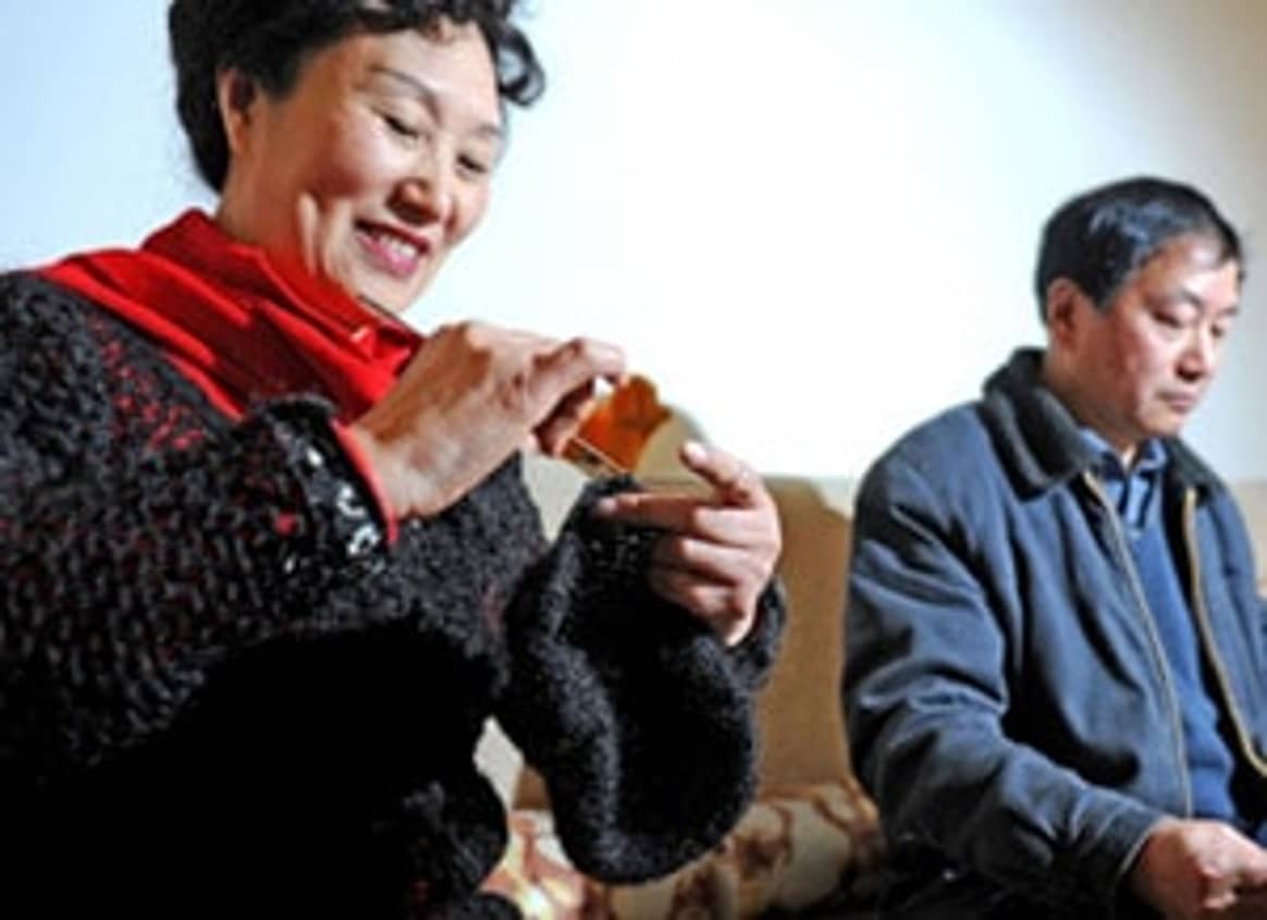 Chinese vrouw breit met eigen haar
