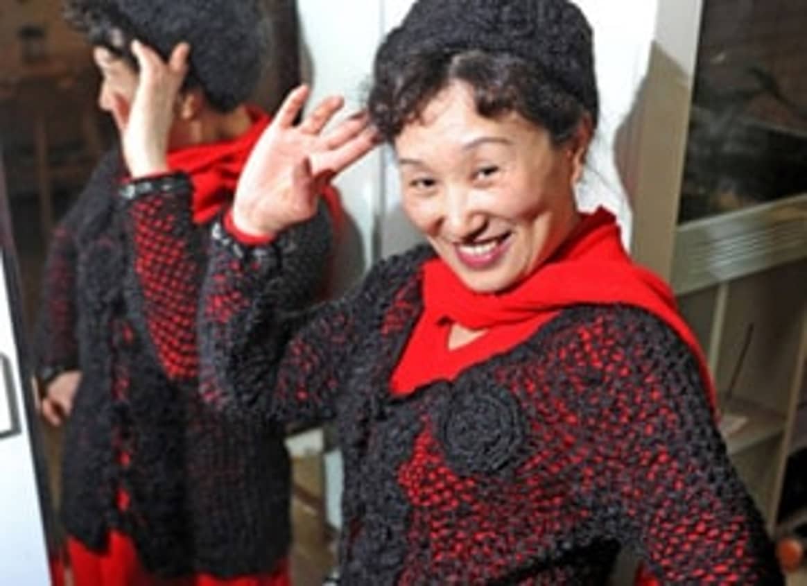 Chinese vrouw breit met eigen haar