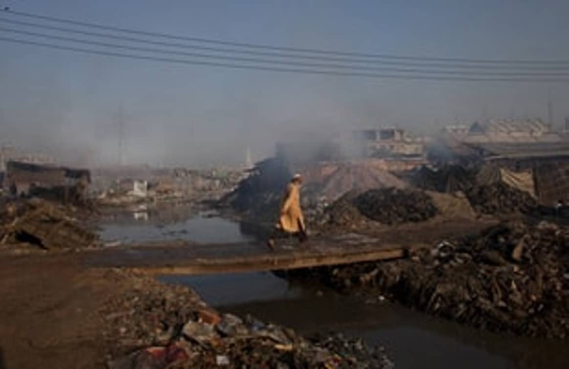 Giftig afval uit leerindustrie vervuilt Bengaalse rivier