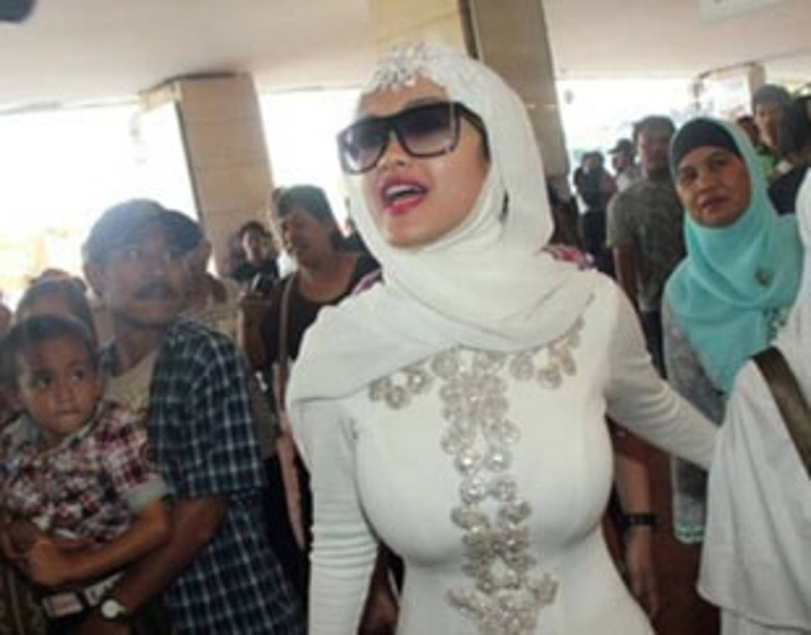 Fashion and religion: 'jilboob' divides Indonesia