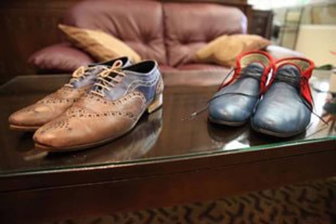 Des chaussures de luxe "made in Ghana", dans un garage d'Accra