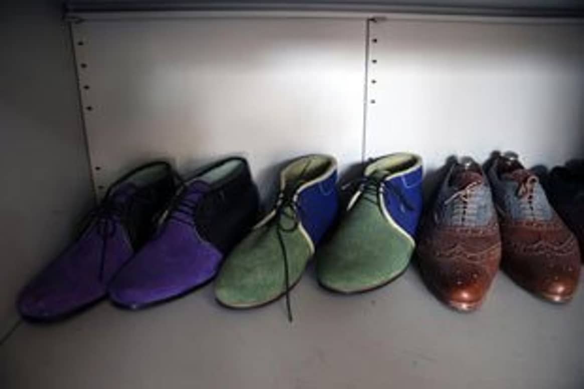 Des chaussures de luxe "made in Ghana", dans un garage d'Accra