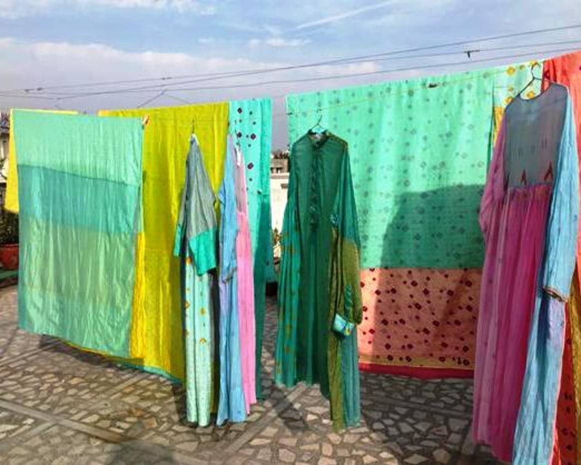 Bandhani-
Textilien und fertige Kleidungsstücke