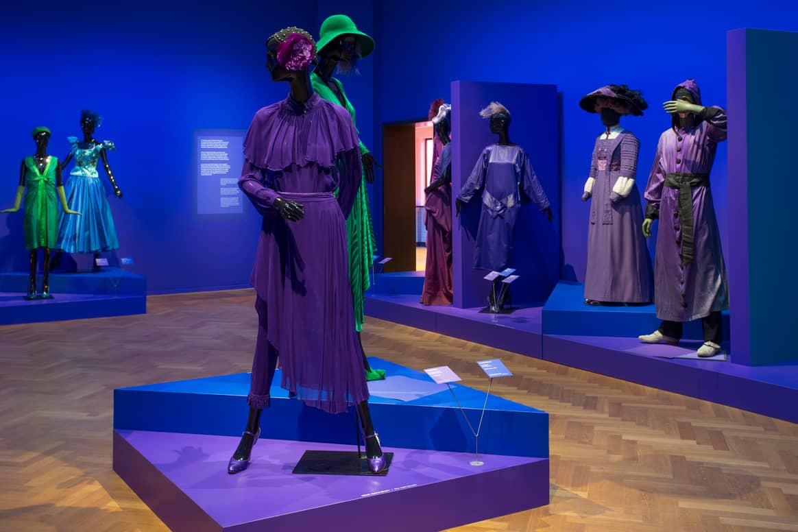 Kleurexplosie in Kunstmuseum Den Haag: hoopvolle mode in sombere tijden