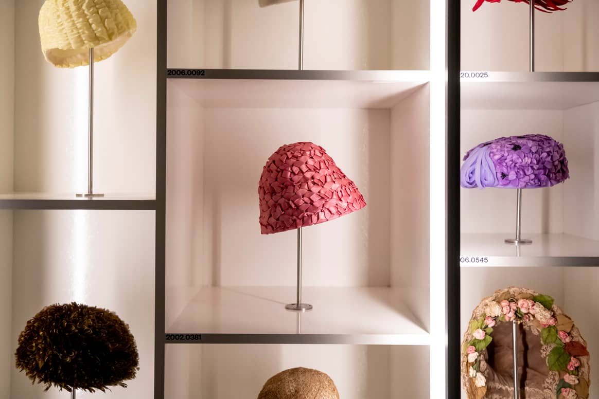 In Beeld: Modemusem Hasselt duikt in eigen collectie voor tentoonstelling ‘Dress.Code’