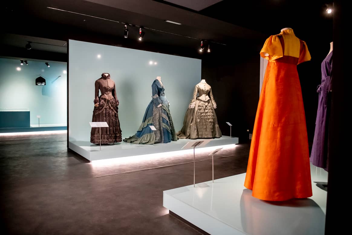 In Beeld: Modemusem Hasselt duikt in eigen collectie voor tentoonstelling ‘Dress.Code’
