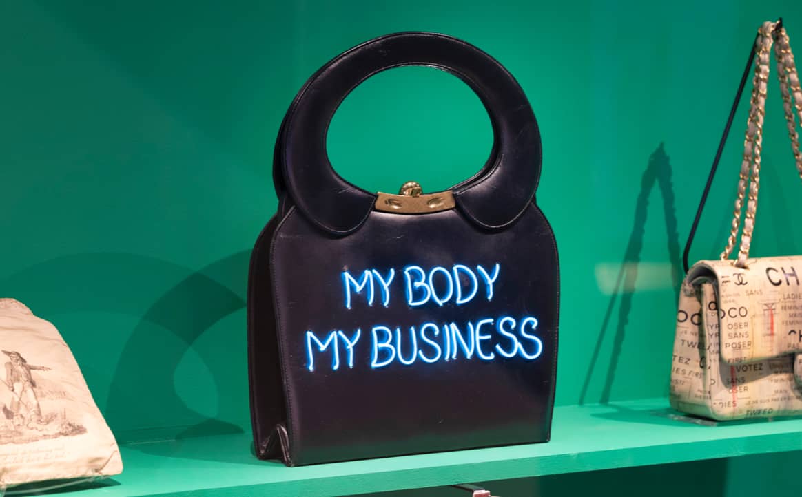 Binnenkijken bij de ‘Bags: Inside Out’-tentoonstelling in Londen