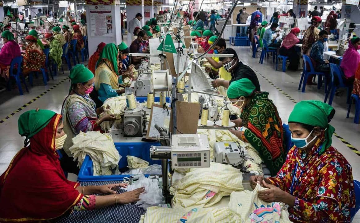 Beeld: textielarbeiders. Credit: Schone Kleren Campagne, een organisatie die strijdt voor het verbeteren van arbeidsomstandigheden en de positie van de arbeiders in de wereldwijde kledingindustrie.
