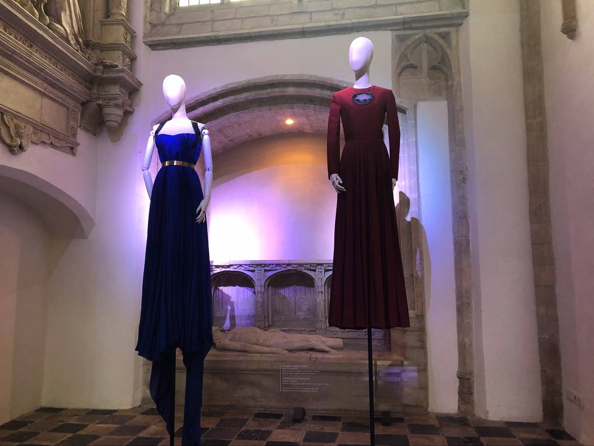 Links: 'Charal Dress' uit collectie 'Starbust, 2012', Rechts: 'St. Remy Oreise Dress' uit collectie 'Complementair, 2014' Beeld: Sylvana Lijbaart voor FashionUnited