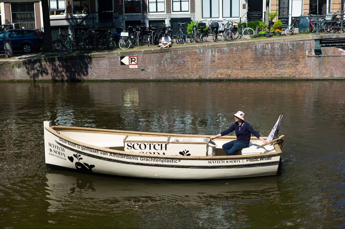 Boot gemaakt van gerecycled plastic dat is gevist uit de grachten van Amsterdam voor Scotch & Soda. Credit: Scotch & Soda