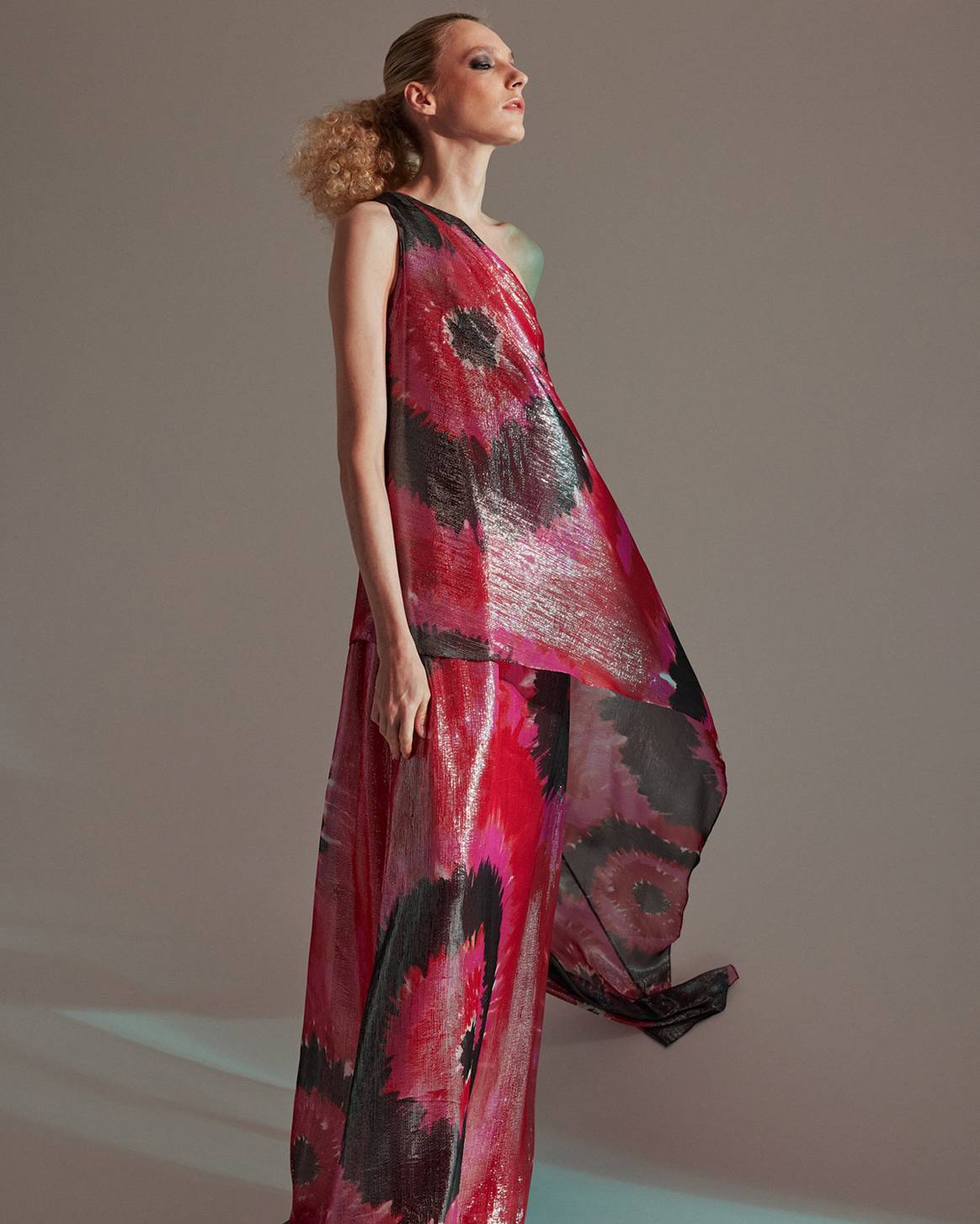 Photo Credits: “Beverly” printed Lurex gown. Halston x Netflix.