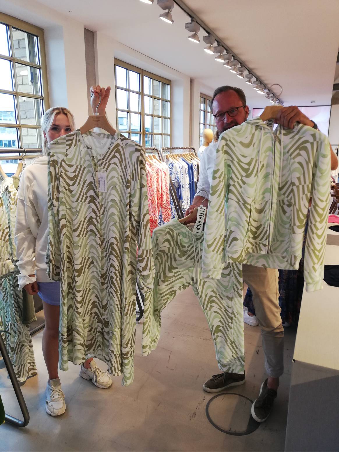 Foto: Showroom Better Rich –  Geschäftsführer Wolfgang Lohe und Senior Sale Manager Ricarda Rabe zeigen die Kollektionserweiterungen