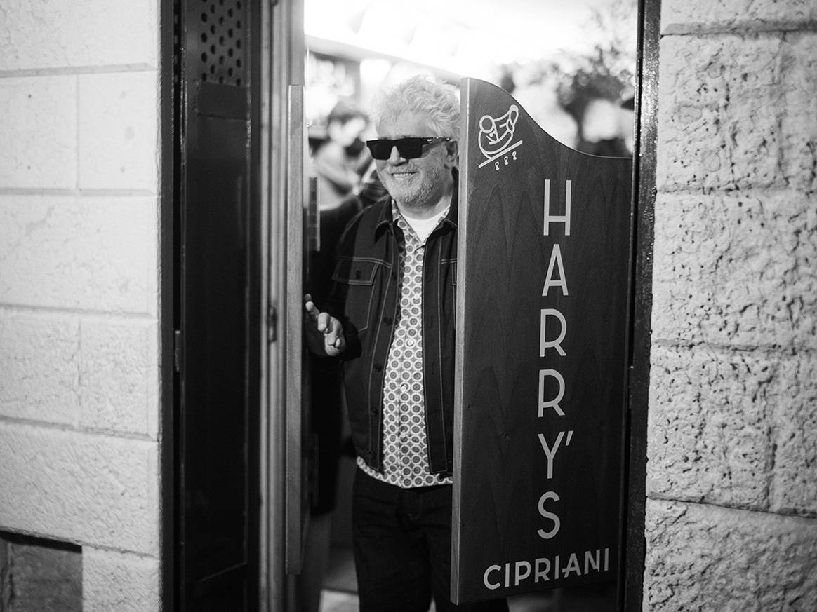 Photo Credits: Pedro Almodóvar, durante la cena organizada por Chanel durante el 78 Festival Internacional de Cine de Venecia.