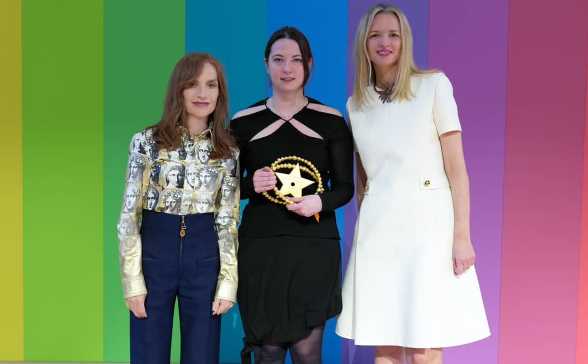 Isabelle Huppert, Nensi Dojaka et Delphine Arnault au  LVMH Prize 2021. Image via PR Consulting Paris
