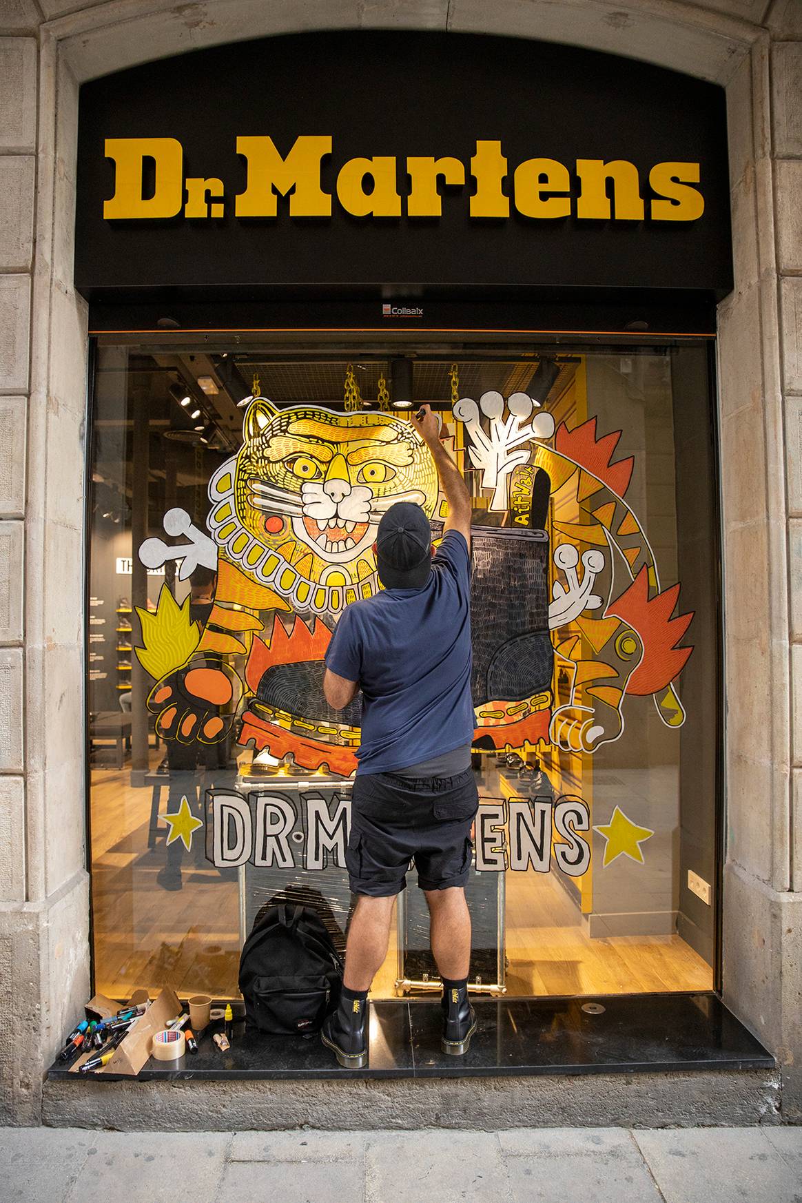 Photo Credits: Asis Percales frente al escaparate de la nueva tienda de Dr. Martens en Barcelona. Cortesía de Dr. Martens.