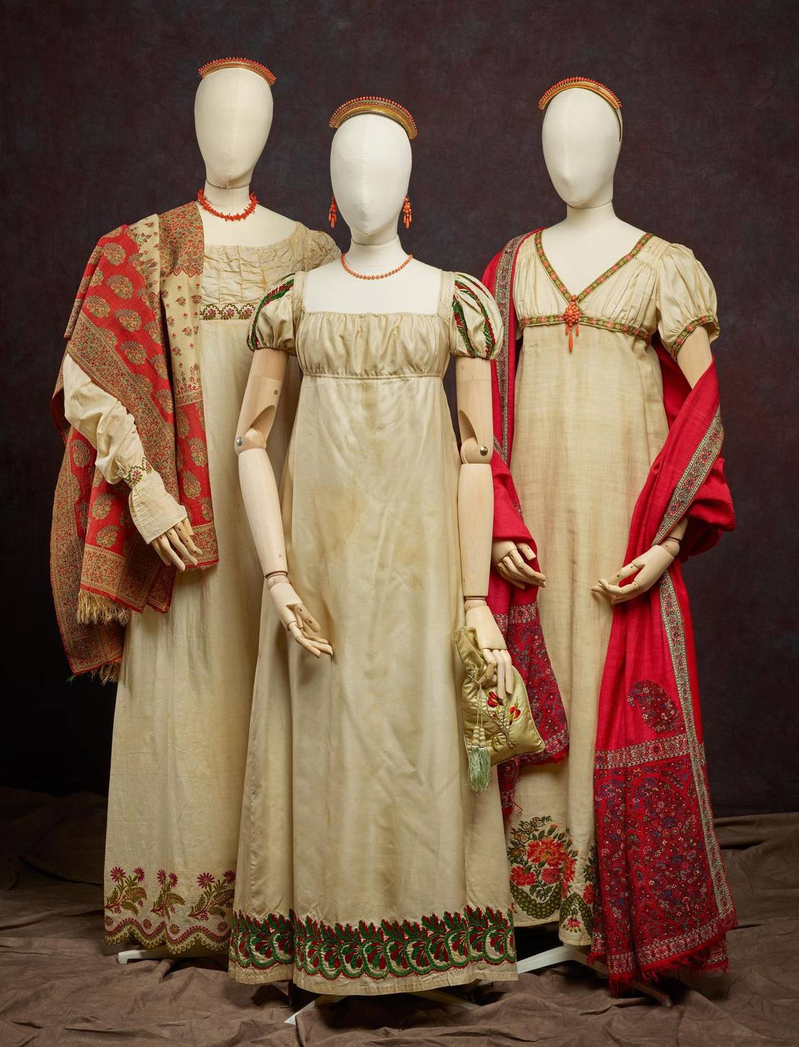 Robes empire avec broderies à motifs buta (dérivé de la mode foulard Cachemire) et châles Cachemire à motifs buta. Le foulard Cachemire est originaire d'Inde, premier quart du XIXème siècle, Kunstmuseum Den Haag. Photo : Alice de Groot.