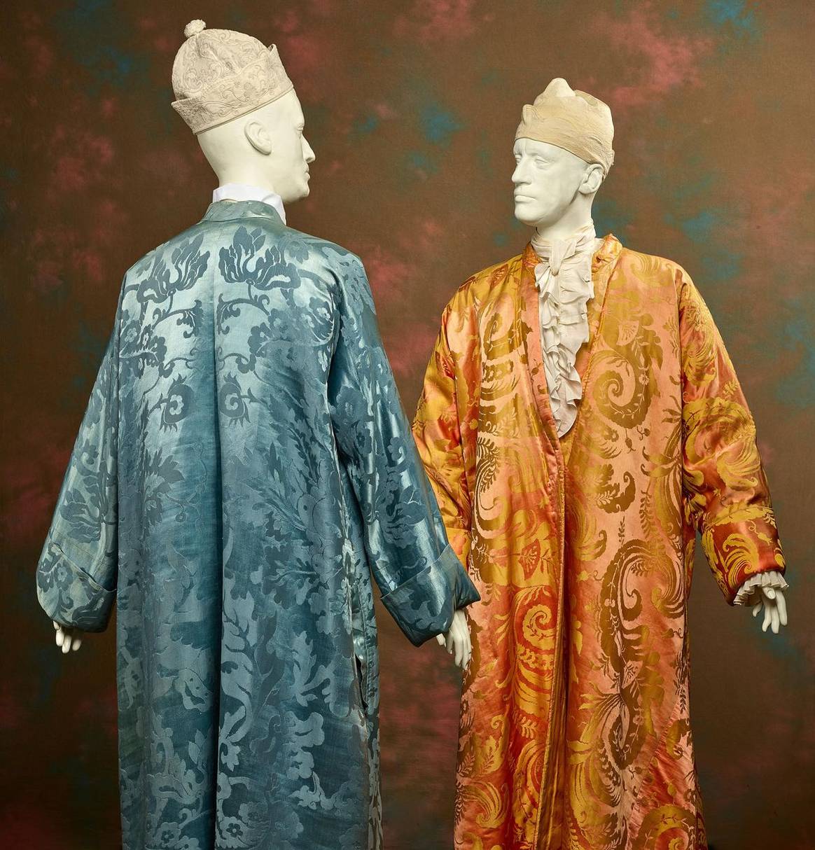 Imagen: Dos roqueros japoneses (: batas de hombre) en modelo de kimono de seda china y seda "bizarra", ca. 1750-1775, Museo de Arte de La Haya. Fotografía: Alice de Groot.