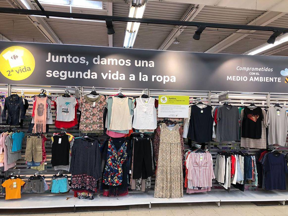 Photo Credits: Corner dedicado a la venta de prendas de segunda mano en el interior de uno de los hipermercados Carrefour.