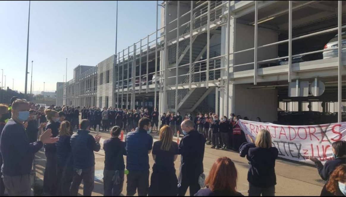 Photo Credits: Trabajadores de Inditex manifestándose frente a las instalaciones del centro logístico Inditex Plataforma Europa de Zaragoza, España. Confederación General del Trabajo (CGT).