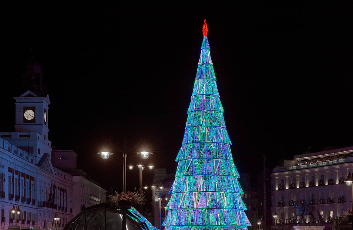 Photo Credits: Devota&Lomba, árbol de Navidad en la Puerta del Sol. Acme.