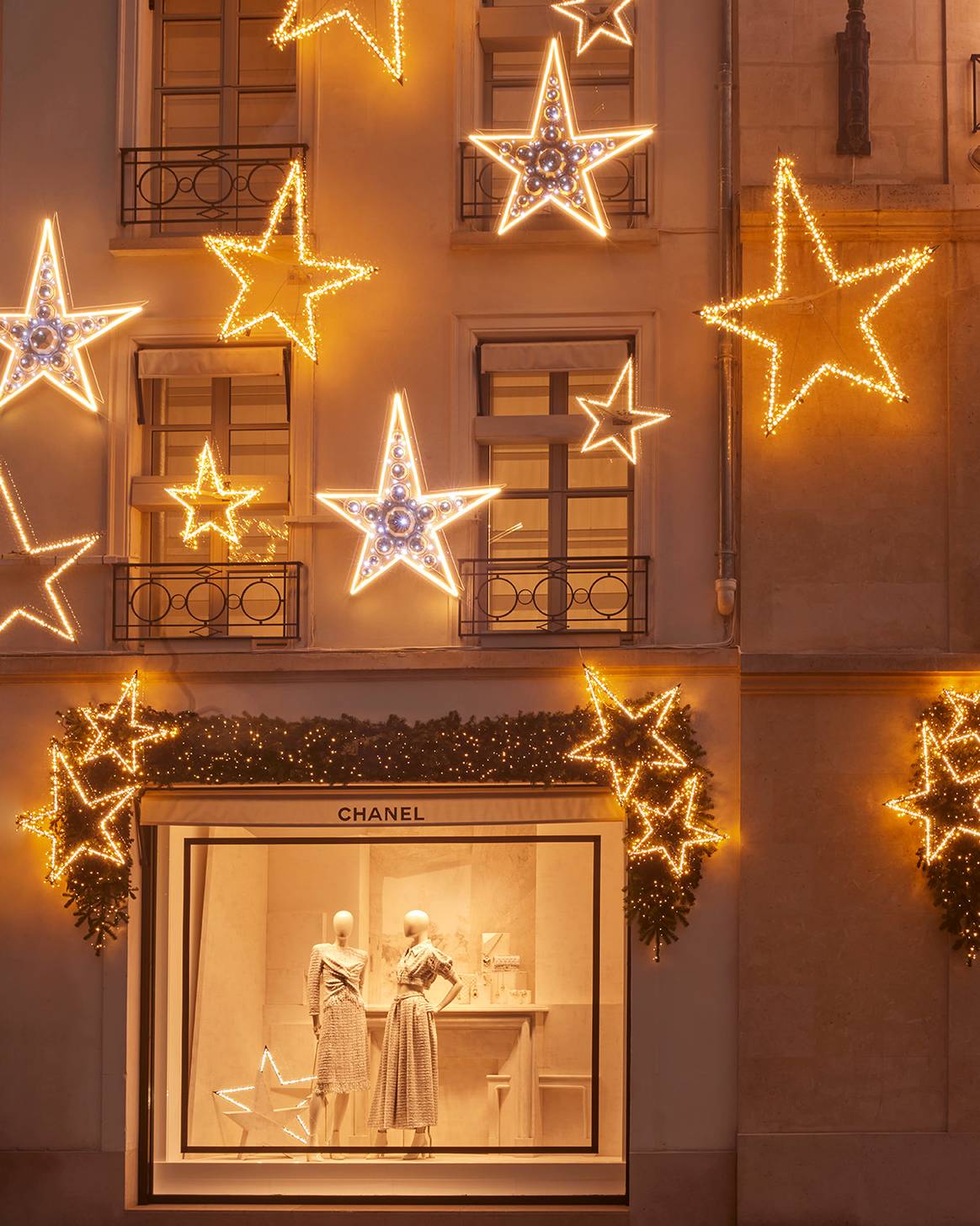 Photo Credits: Chanel, iluminación de fin de año inspirada en el perfume Chanel Nº5 instalada en la fachada de la boutique del número 19 de la rue Cambon de París.