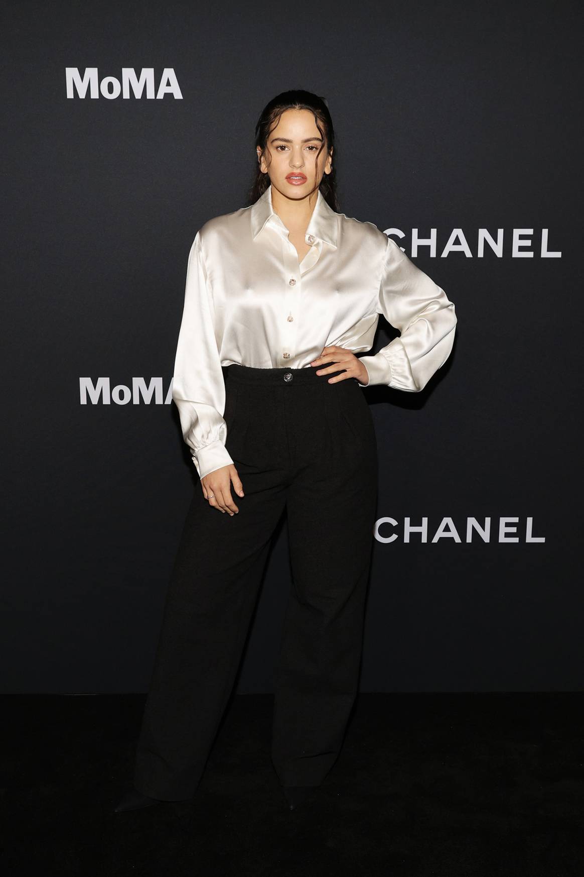 Photo Credits: Rosalía, 14ª gala anual Film Benefit 2021 del MoMa, patrocinada por Chanel. Chanel, fotografía de cortesía.