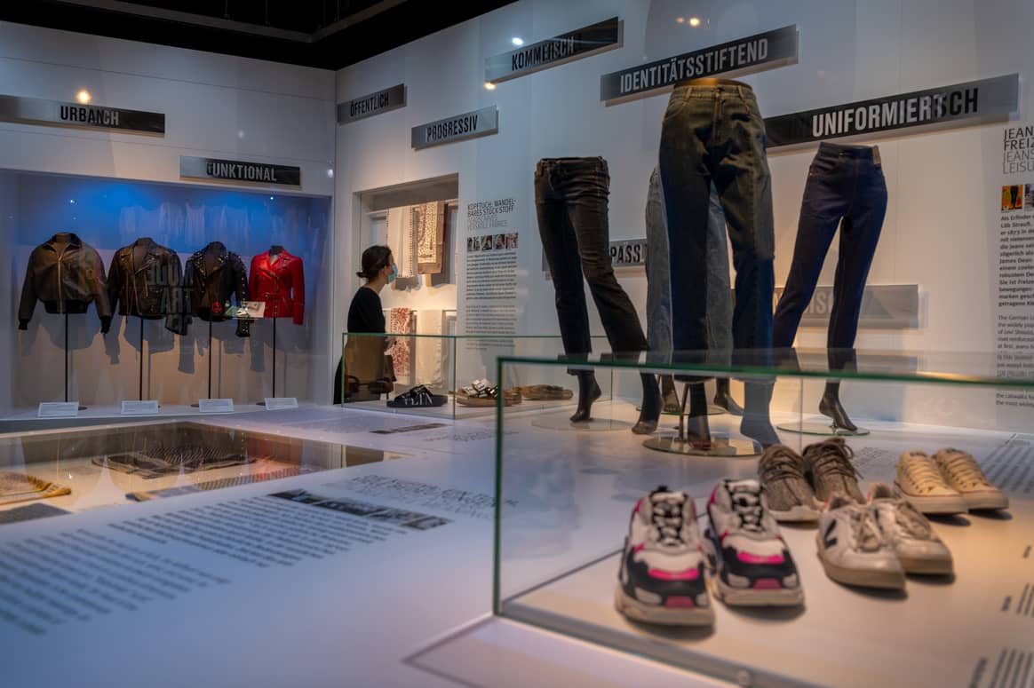Bedeutungswandel am Beispiel von Lederjacke, Jeans, Sneaker; Landesmuseum Württemberg | Bild: Hendrik Zwietasch