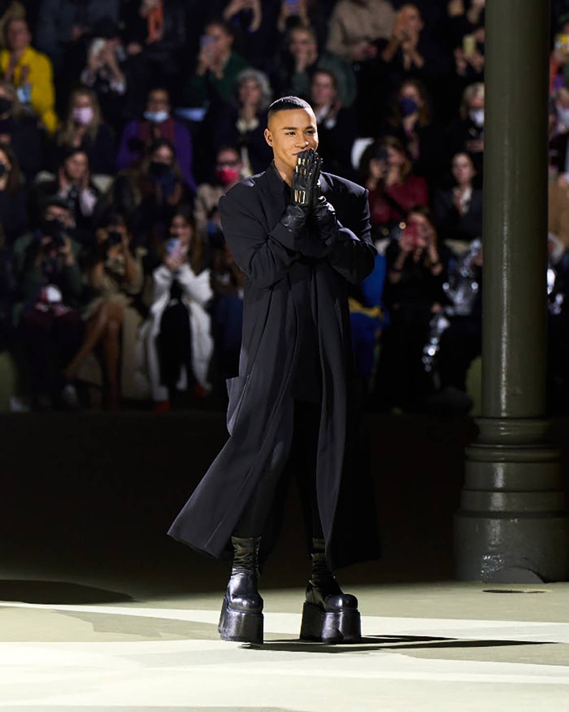 Photo Credits: Olivier Rousteing durante el desfile de su última colección para Balmain para la temporada Otoño/Invierno 2022/2023 FW22. Balmain, página oficial.