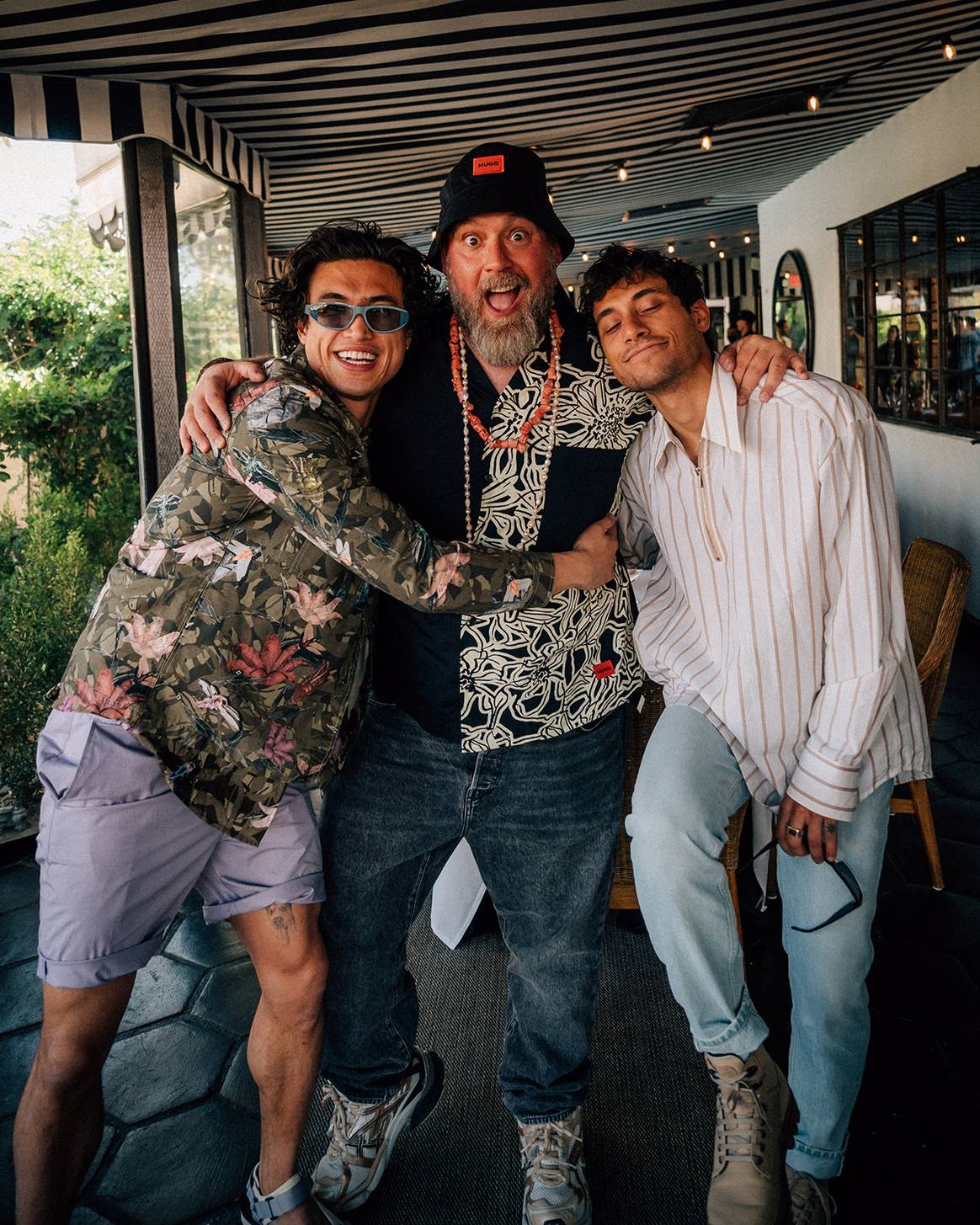 Photo Credits: Charles Melton, Marco Falcioni y Rob Raco durante el brunch organizado por Hugo en el Melvyn’s Restaurant & Lounge de Palm Springs.