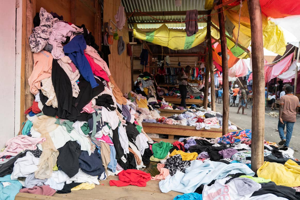 Foto: “Mitumba” oder Altkleiderverkauf  auf dem Mitumba Karume Markt, Dar el Salaam, Tansania © Kevin McElvaney / Greenpeace
