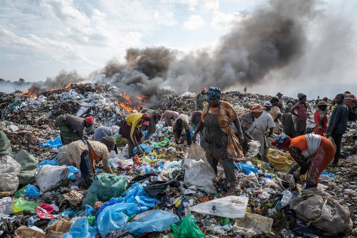Foto: Textilmüll und Plastik auf der Dandora Mülldeponie in Nairobi, Kenia /  © Kevin McElvaney / Greenpeace