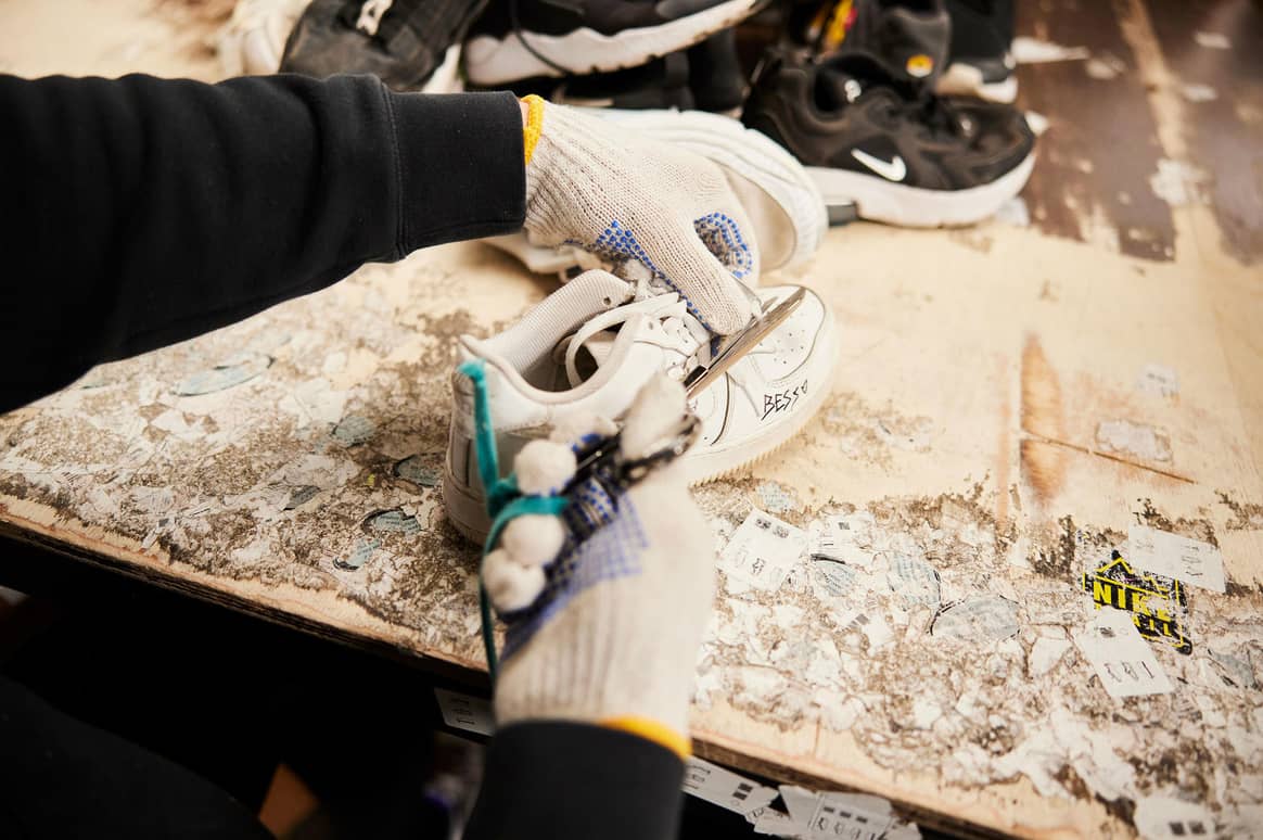 Hoe een sneaker klaargemaakt wordt om te recyclen. Beeld via: Nike.