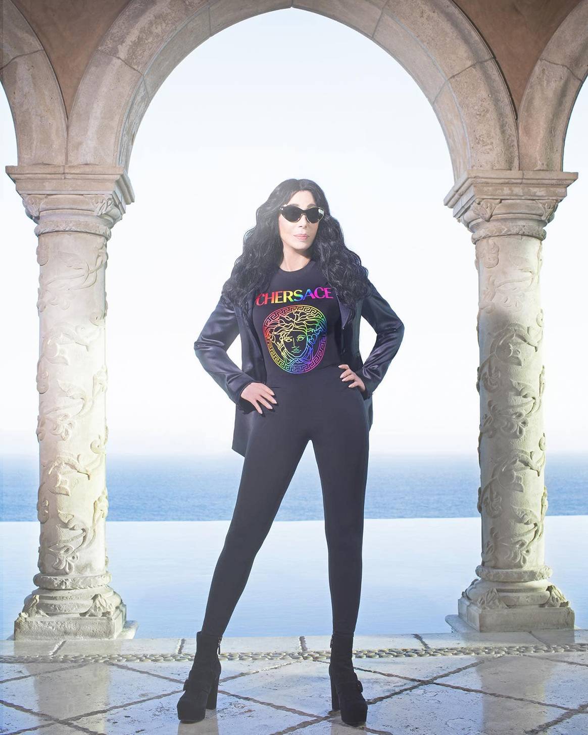 Photo Credits: Cher con la camiseta de la colección cápsula solidaria Cher X Versace. Versace, página oficial de Facebook.