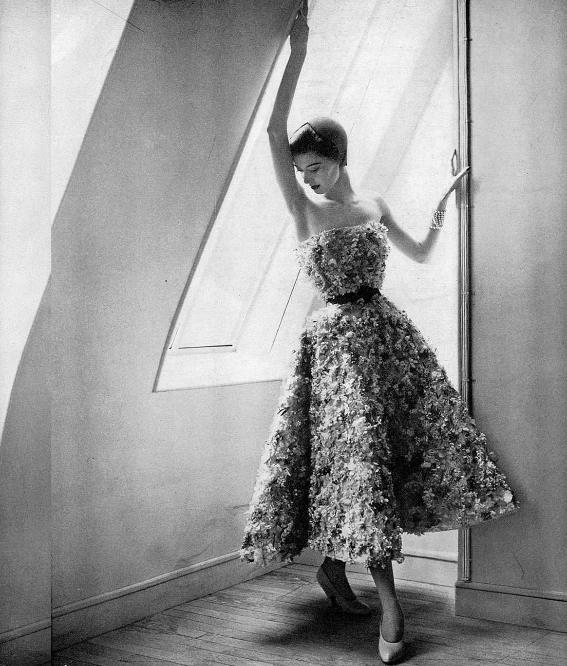 Barbara Mullen im Kleid ‘Miss Dior’ aus der Kollektion Frühjahr/ Sommer 1949. Bild: Lilian Bassman für Harper’s Bazaar/ Mit freundlicher Genehmigung von AufbauVerlag