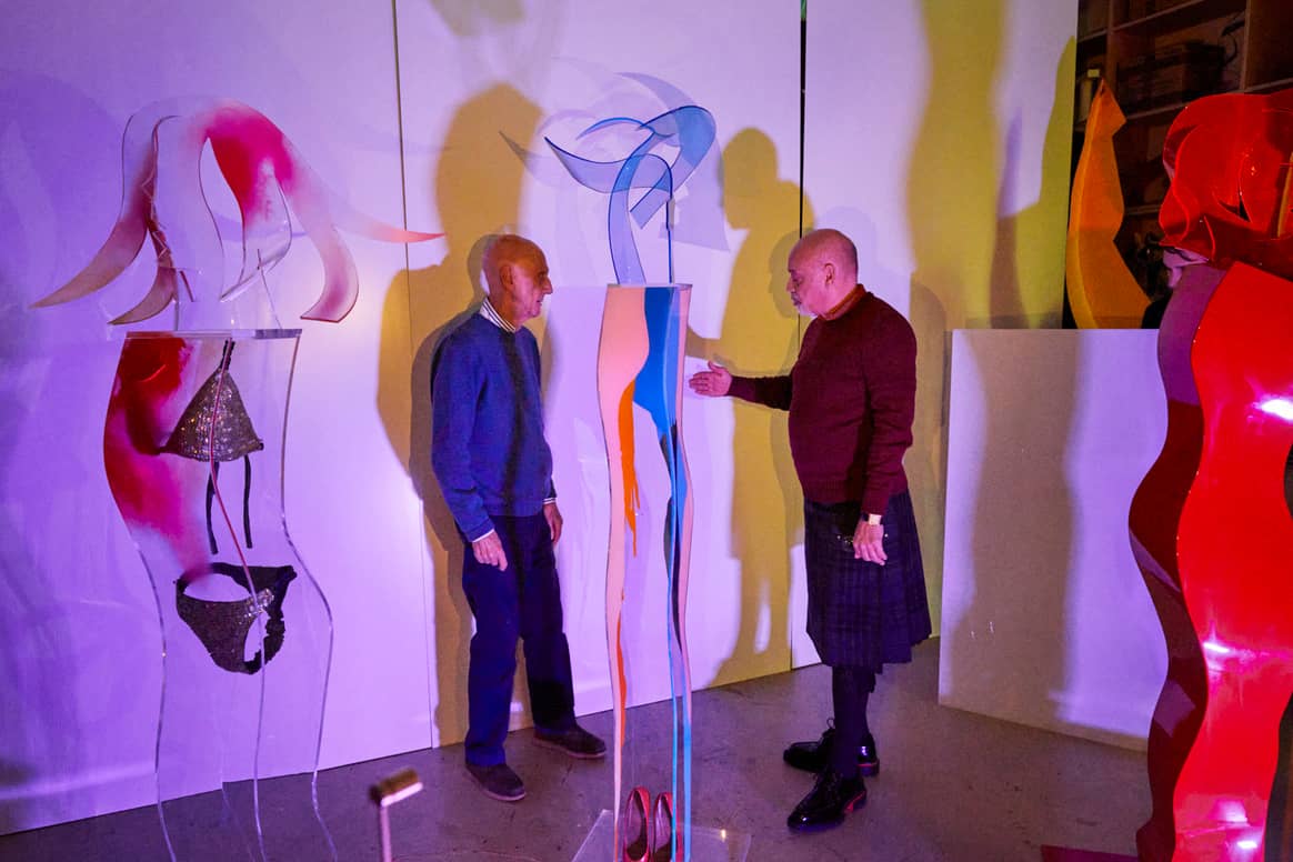 Christian Louboutin (rechts) mit Künstler Allen Jones (links) im Studio des Künstlers. Bild: Christian Louboutin