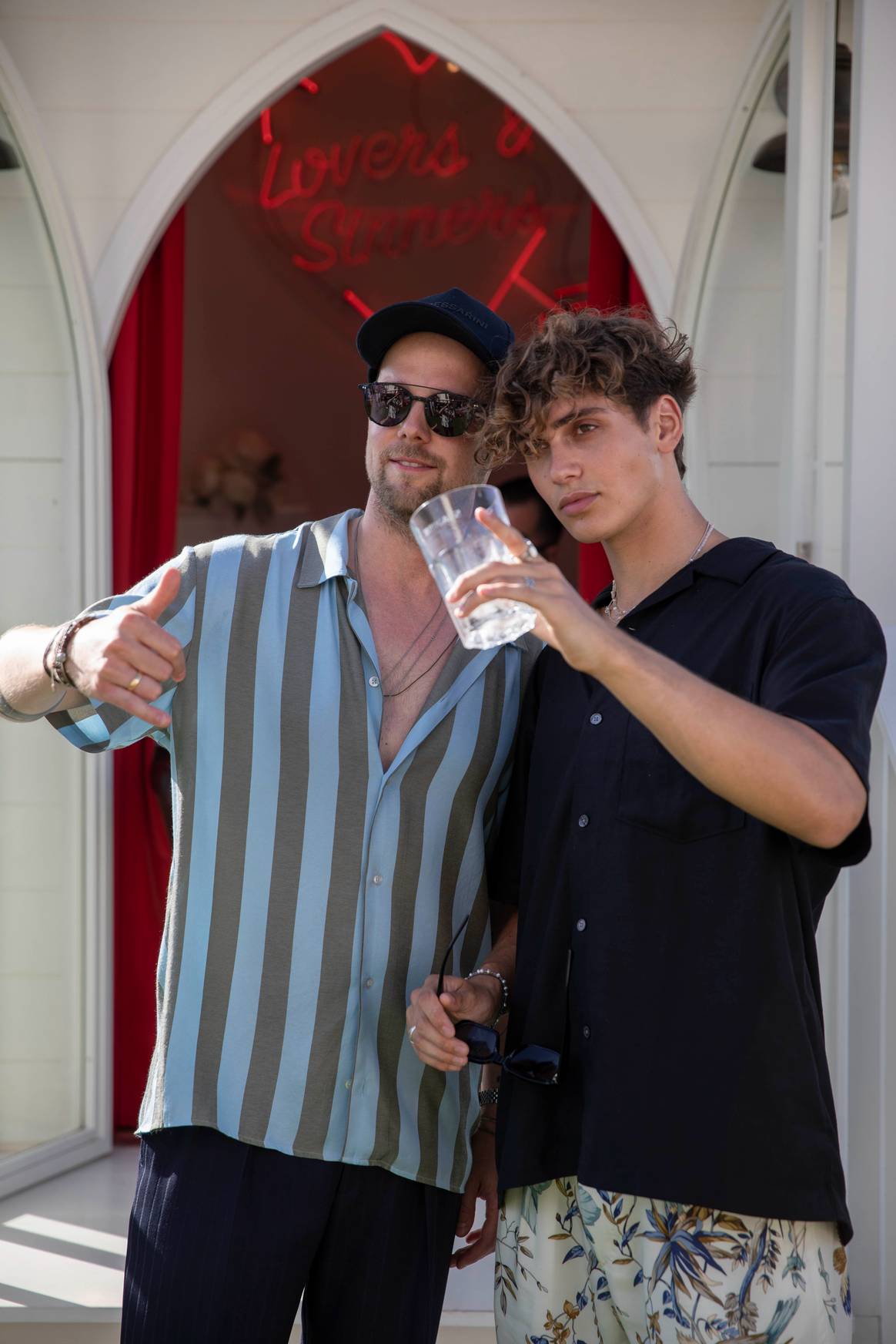 Florian Wortmann (links) met influencer Bene Schulz (rechts) bij het event op Ibiza. Beeld: Baldessarini