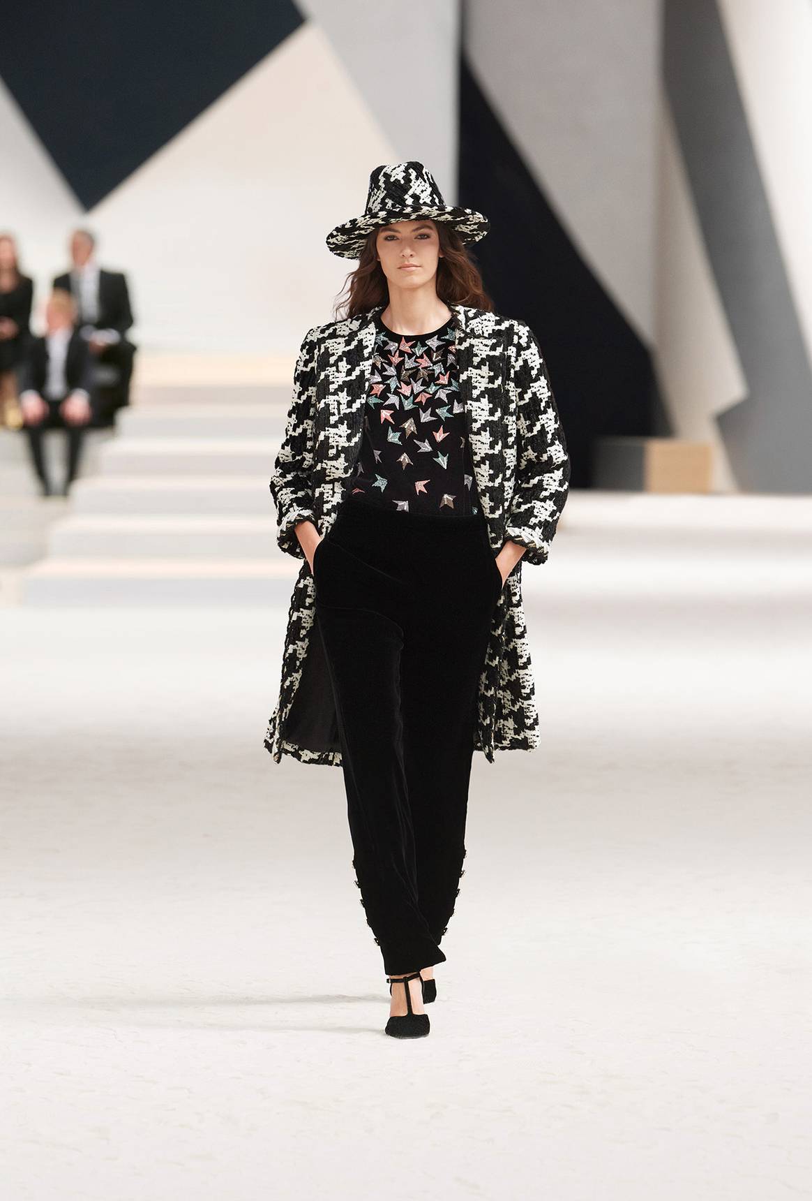 Creación de la colección de Alta Costura Otoño/Invierno 2022-2023 de Chanel  durante la Semana de la Moda de París