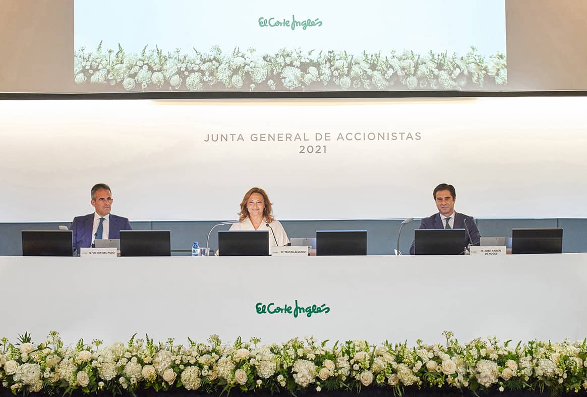Photo Credits: Víctor del Pozo, Marta Álvarez y José Ramón de Hoces, durante la Junta General de Accionistas de El Corte Inglés de julio de 2021.
