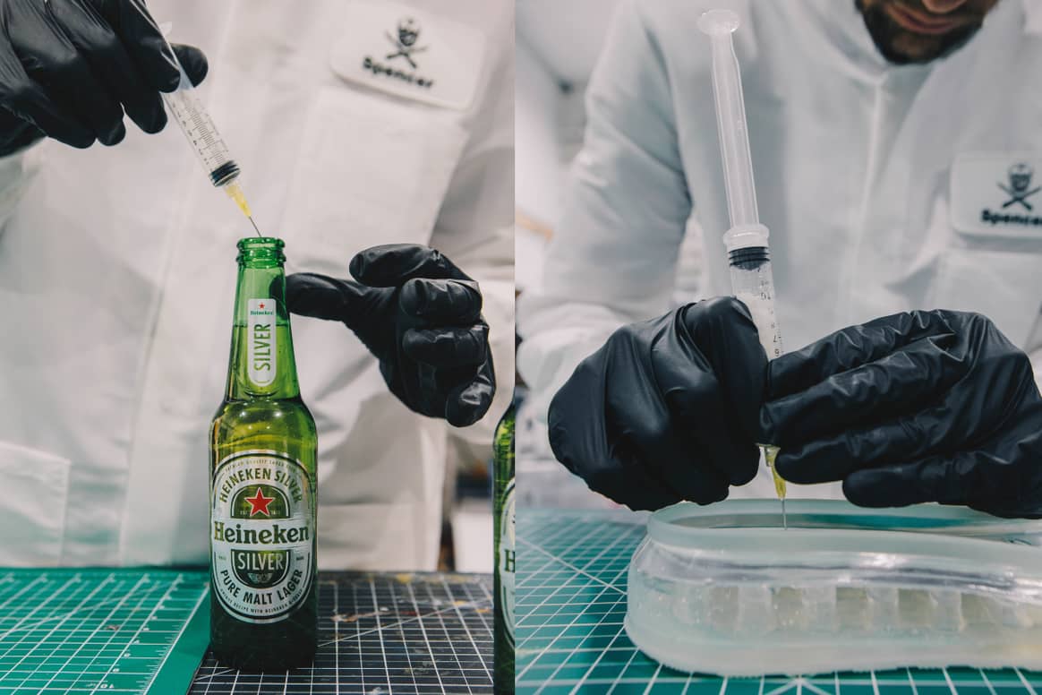 De la bière est injectée dans la semelle des Heinekicks | Photo : Heineken