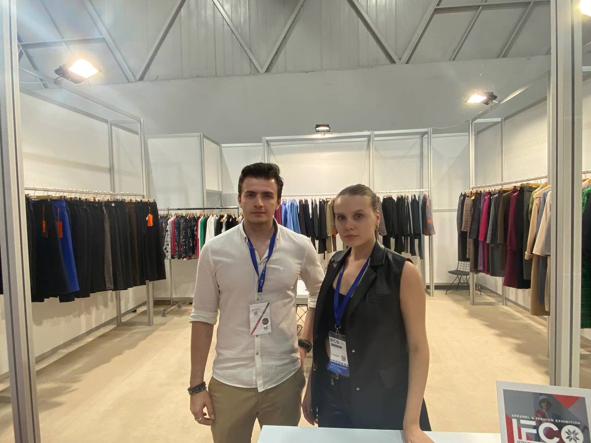 El director de Vivento, Kaan Çetinkaya (izquierda), y una empleada en el stand de IFCO | Imagen por FashionUnited