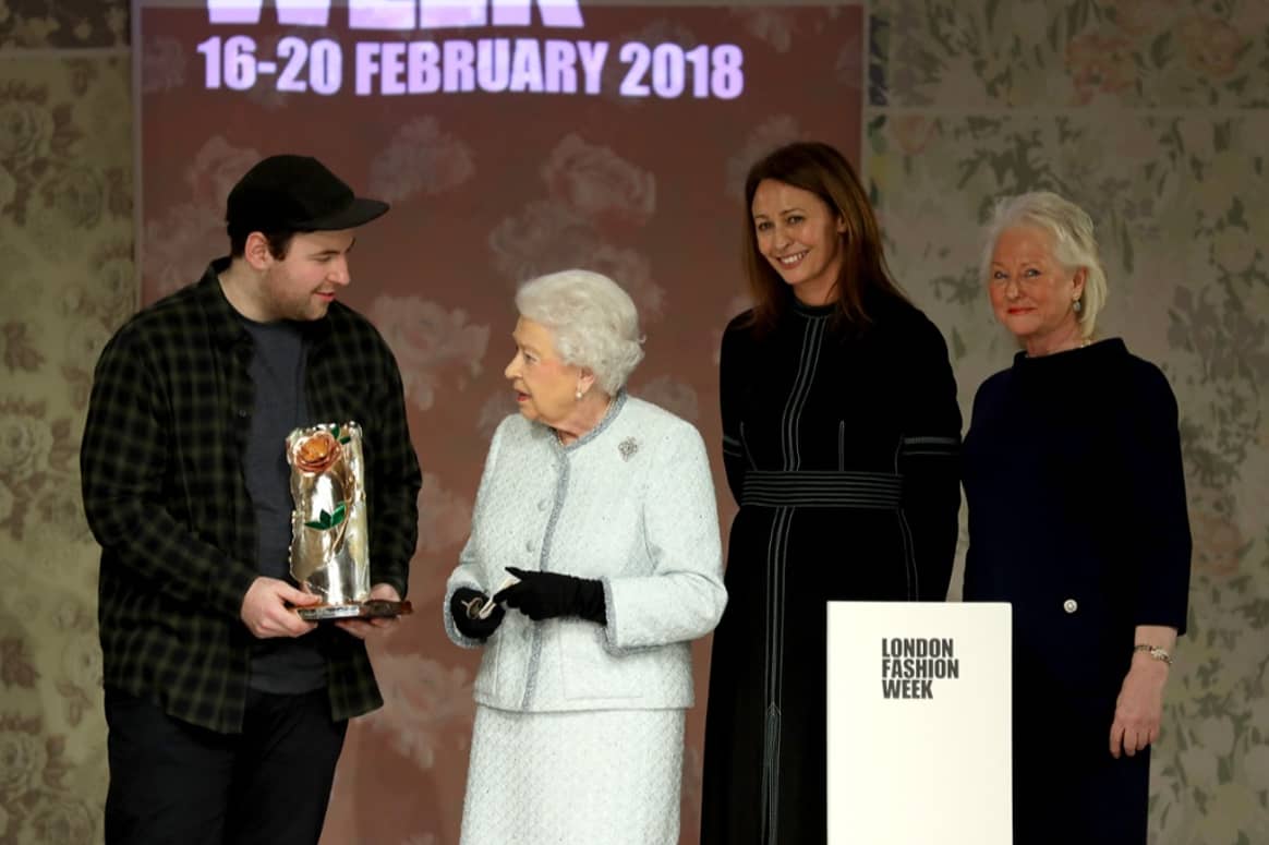 Imagen del archivo de La Reina Isabel II entregando el premio a Richard Quinn en LFW por cortesía de BFC (por Getty Images - fotógrafos: Tristan Fewings, Tim Whitby y Rebecca Lewis)