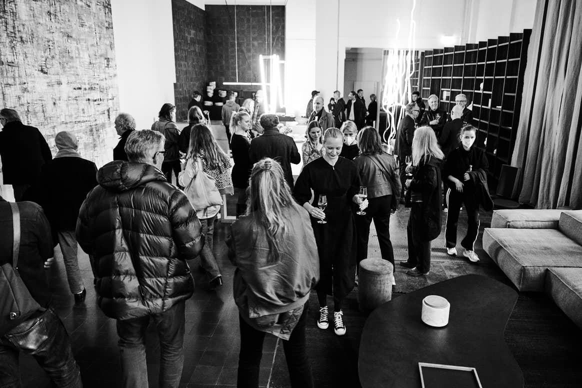Gäste einer Ausstellungseröffnung zur Einweihung der neugestalteten „Kleinen Halle“. Fotos: Markus Jans für Andreas Murkudis