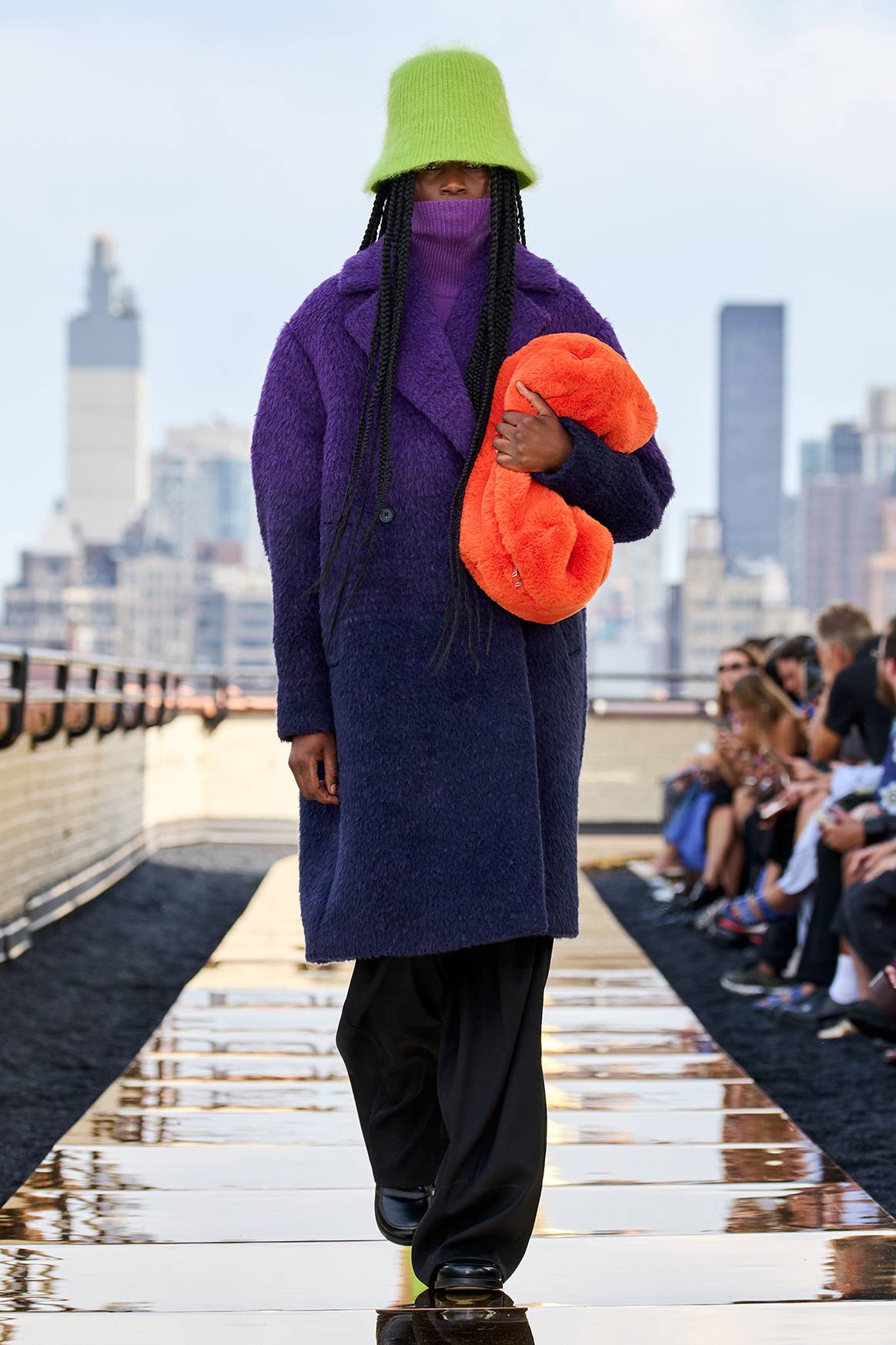 Photo Credits: COS, desfile de presentación de la colección Otoño/Invierno FW22 durante la New York Fashion Week. Fotografía de cortesía.